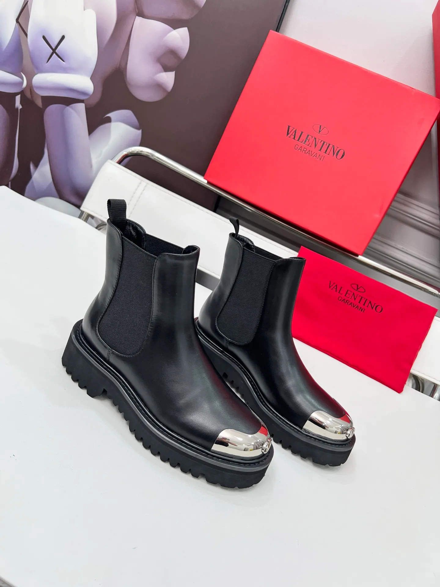 👟👟Ex-factory price 600👟👟 2026𝑉𝐴𝐿𝐸𝑁𝑇𝐼𝑁𝑂 Valentino ♡ͥ | 💫Purchase level🔍 Classic Valentino’s special textured hardware brings out a full sense of luxury After putting it on my feet, I was shocked that my feet looked slimmer! The new season lives up to expectations! Worth buying ❥The original method is absolutely sentimental ❥Elegant style creates a different feeling🙈 Simple temperament style!  ♡ show bdetails ———————————— ⊿▸: Number of yards | 35-40 (41. Customized) ⊿▸: Material | Imported calfskin ⊿▸: Lining | Sheepskin ⊿▸: Number of yards 35-40 (41. Customized)
